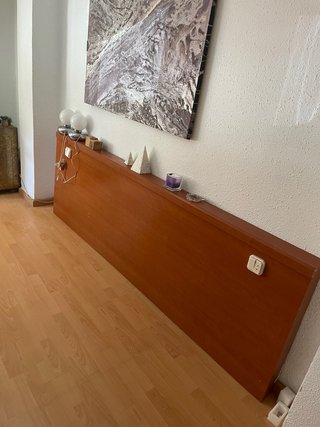 Cabecero de cama de madera marrón