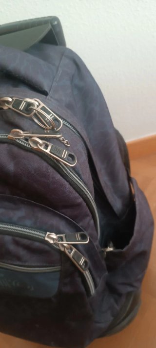 Mochila Totto con ruedas y asa metálica