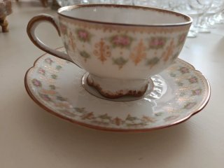 Taza de porcelana fina,detalles dorados, Limoges.
