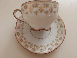 Taza de porcelana fina,detalles dorados, Limoges.