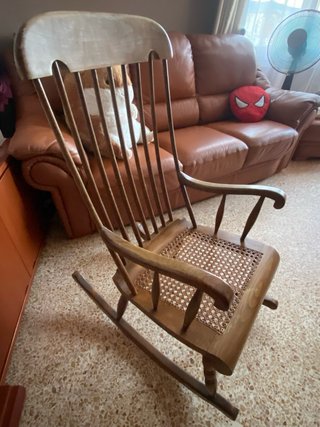Mecedora antigua madera asiento rejilla