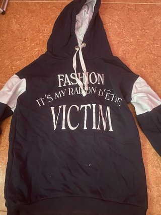 Sudadera negra y blanca con texto