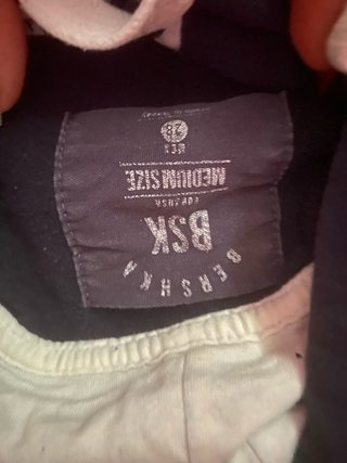 Sudadera negra y blanca con texto