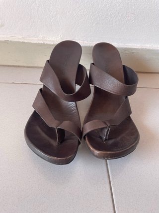 Sandalias de piel marrón, marca Casas