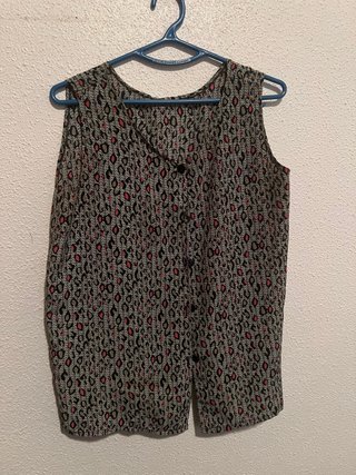 Blusa sin mangas con botones