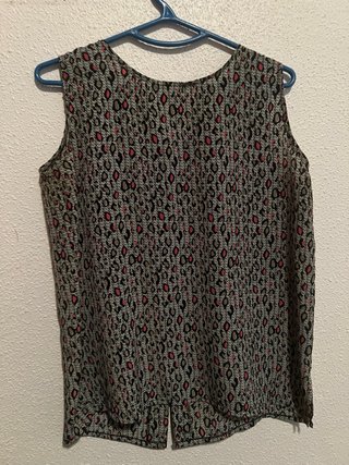 Blusa sin mangas con botones