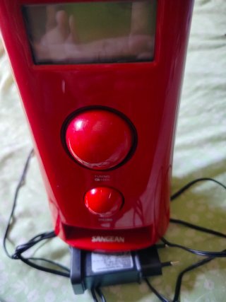 Radio Sangean Roja a corriente o pilas