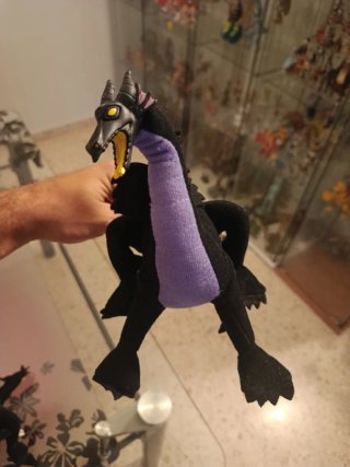 Maléfica y dragones de peluche