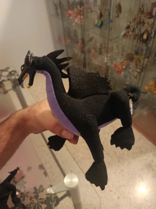 Maléfica y dragones de peluche
