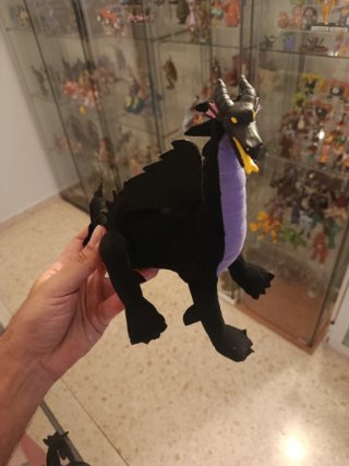 Maléfica y dragones de peluche