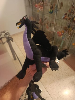 Maléfica y dragones de peluche