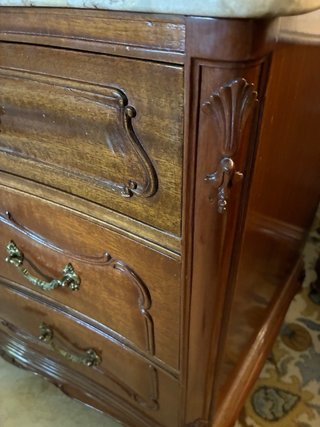 Cómoda de madera con tapa de mármol