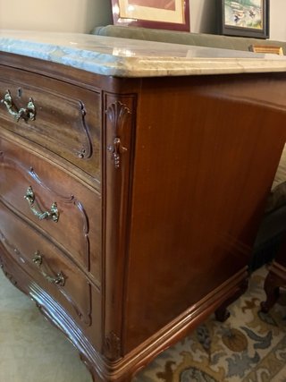 Cómoda de madera con tapa de mármol
