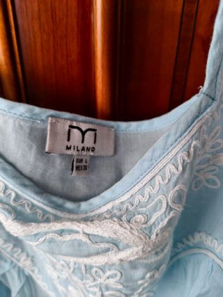 Camisa azul bordada