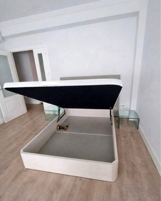 Cama canapé con cabecero blanco