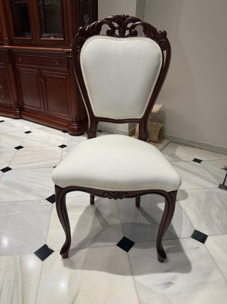 Mesa redonda clásica de madera