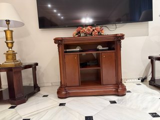 Mesa redonda clásica de madera