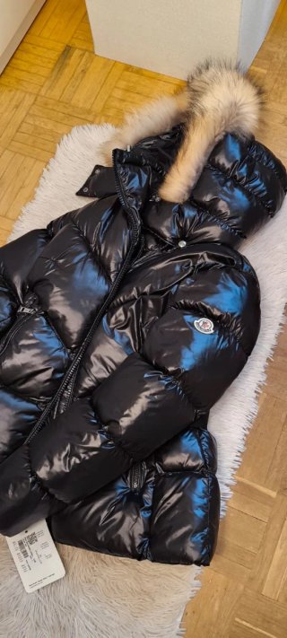 Plumífero Moncler Negro con Capucha y Pelo