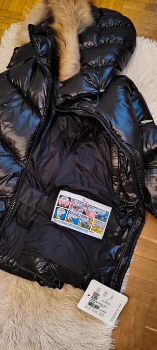 Plumífero Moncler Negro con Capucha y Pelo