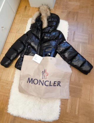 Plumífero Moncler Negro con Capucha y Pelo