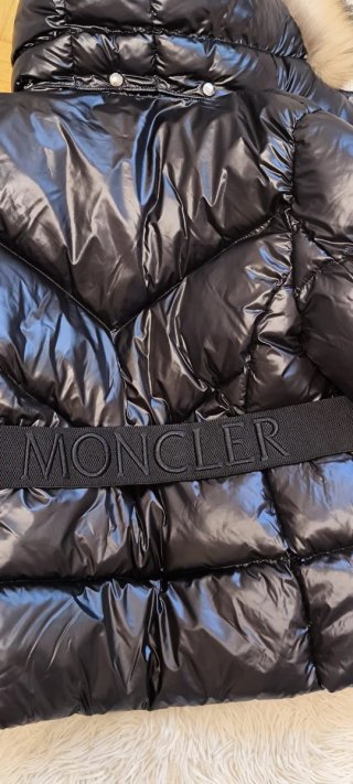 Plumífero Moncler Negro con Capucha y Pelo
