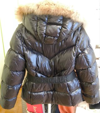 Plumífero Moncler Negro con Capucha y Pelo