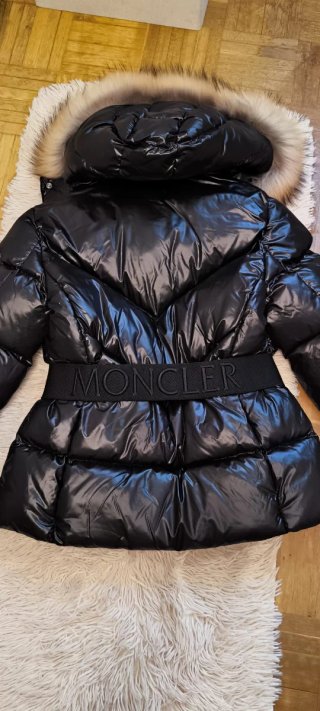 Plumífero Moncler Negro con Capucha y Pelo