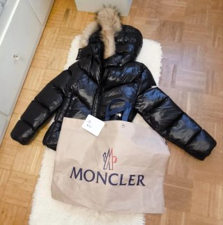 Plumífero Moncler Negro con Capucha y Pelo