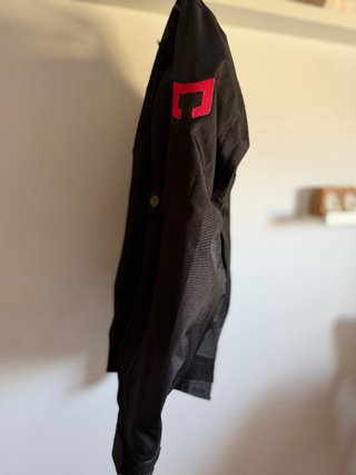Chaqueta de moto negra con protecciones