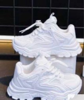 Zapatillas marrones y blancas T34 y T35,
