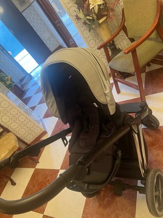 Carro de bebé gris
