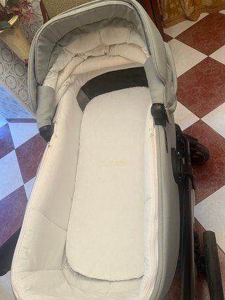 Carro de bebé gris