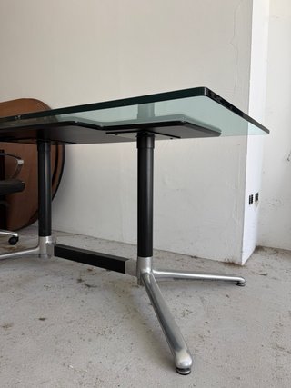 Escritorio de cristal y metal