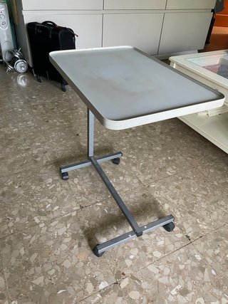 Mesa auxiliar portátil para enfermos