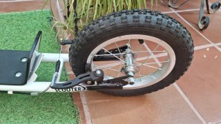 Patinete Scooter 12 Ruedas Hinchables tiene su caj
