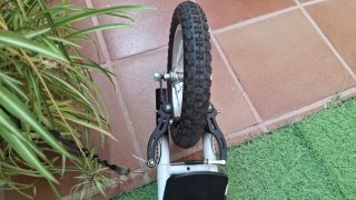 Patinete Scooter 12 Ruedas Hinchables tiene su caj