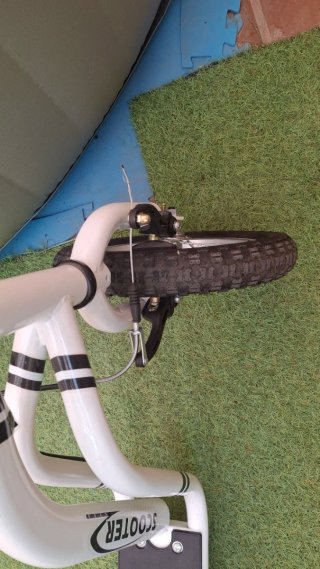 Patinete Scooter 12 Ruedas Hinchables tiene su caj