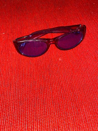 Gafas de sol moradas y rojas