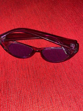 Gafas de sol moradas y rojas