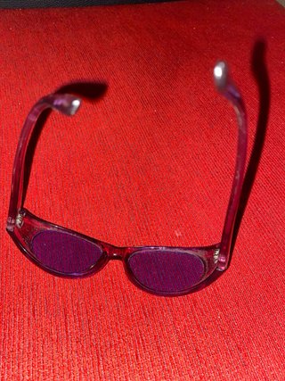 Gafas de sol moradas y rojas