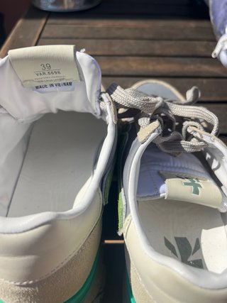 Zapatillas de vestir grises y verdes