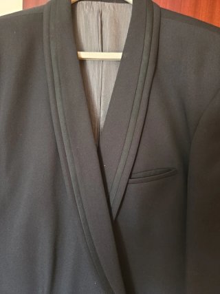 Traje de caballero negro.