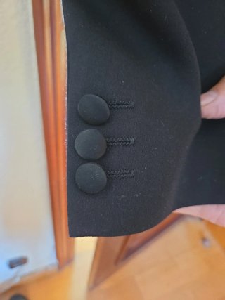 Traje de caballero negro.