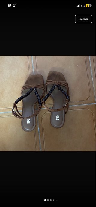 Tacones cortos marrones con abalorios