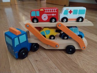 Camión de madera con coches
