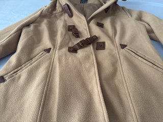 Abrigo con gorro beige