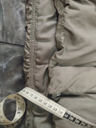 Chaqueta plumífera H&M gris oliva