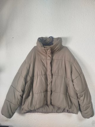 Chaqueta plumífera H&M gris oliva