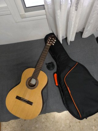 Guitarra española de madera con poco uso y funda