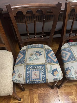 Silla de comedor de madera con tapizado floral
